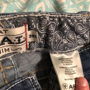 These are ariat jeans 29L and in great condition!